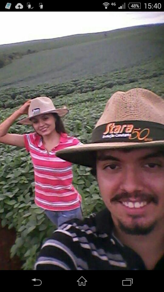 Imagem do dia - Estagiários de agronomia Ana Carolina e Waldyr Armando B. Cunha em Bandeirantes (PR)