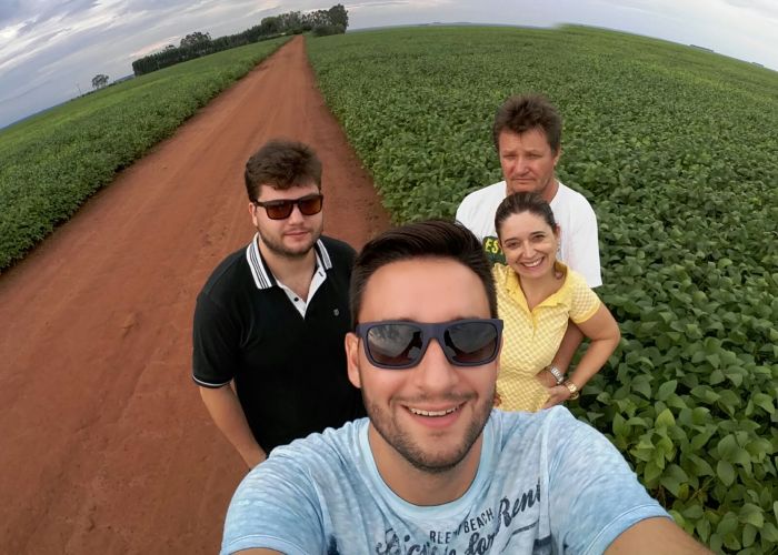 Imagem do dia - Nivaldo Forastieri com Nilson, Adriana e Marcelo Forastieri na lavoura de soja em Campo Novo do Parecis (MT)