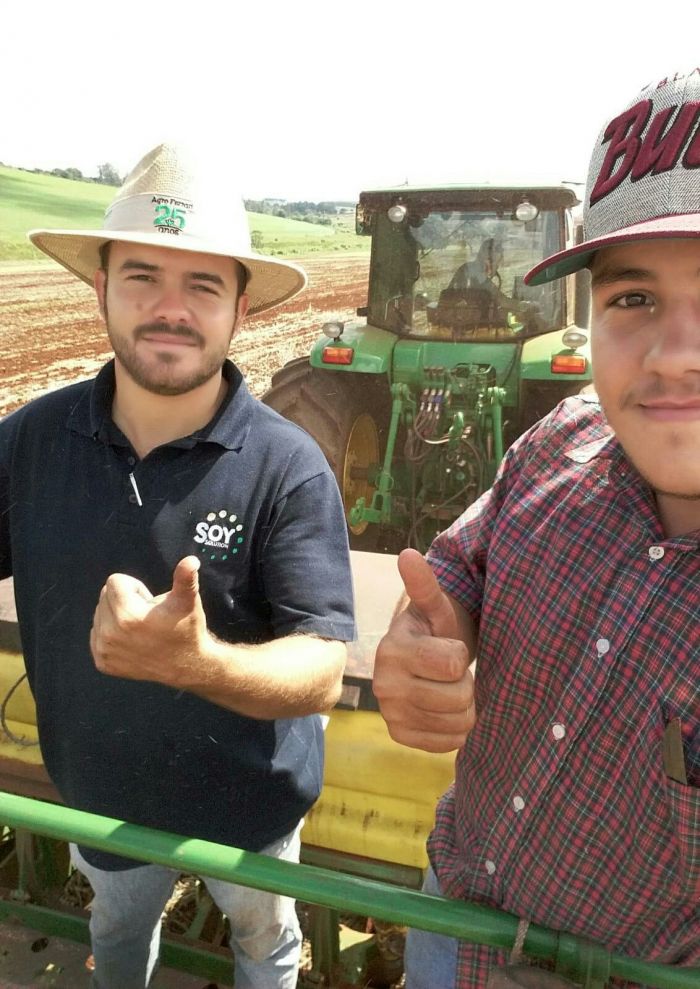 Imagem do dia - Vanderlei Gomes e Paulo Reis no plantio de milho safrinha em Santa Cruz do Rio Prado (SP)