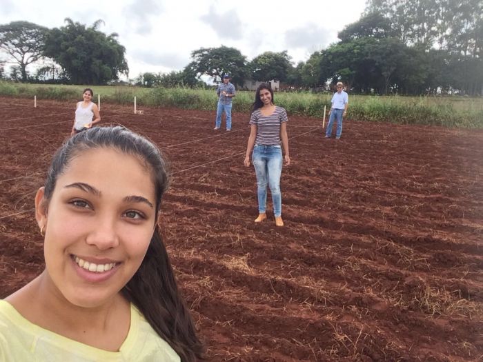 Imagem do dia - Alunos da Faculdades Gammon - ESAPP  no plantio de girassol em Paraguaçu Paulista (SP).