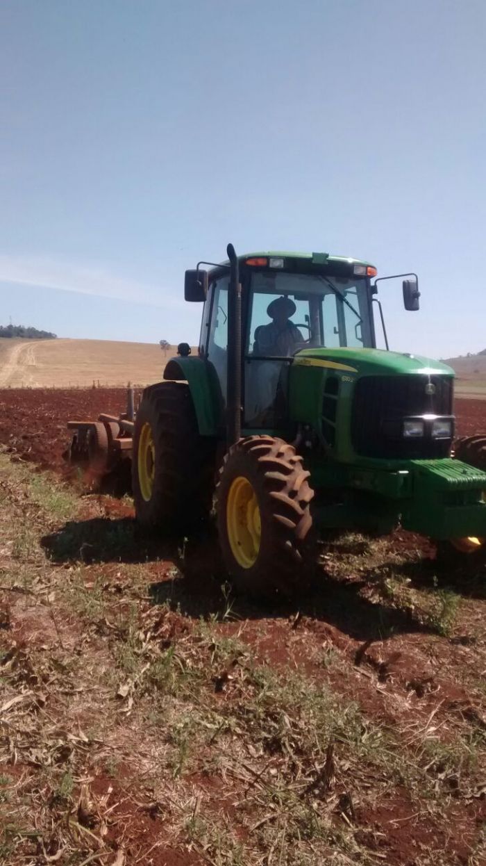 Imagem do dia - Mário Garbellotto no preparo de solo para o plantio de soja, na Fazenda São João em Taquarituba (SP)