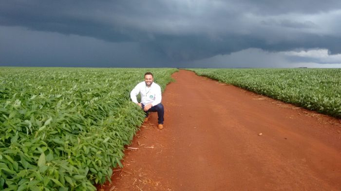 Imagem do dia - Técnico Agrícola Bruno Henrique Balbino na lavoura de soja em Santa Cruz do Rio Pardo (SP)