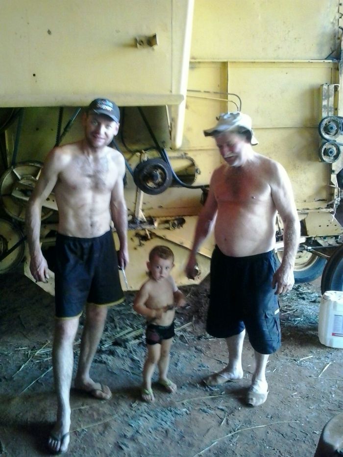 Imagem do dia - Luigi com o pai Mateus e vovô Breni na manutenção da colheitadeira em Jari (RS)