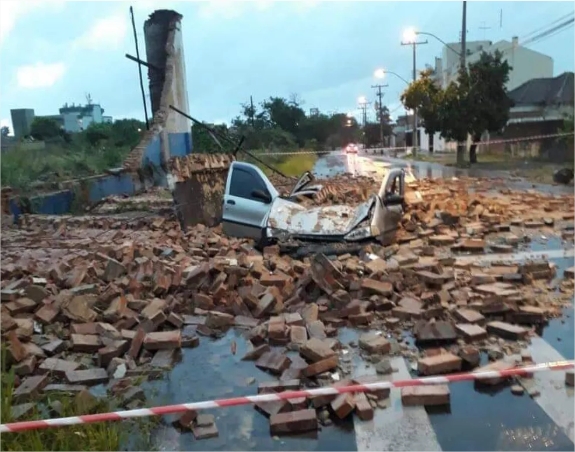 Carro destruído após queda de muro em São Leopoldo (RS) - Foto: Divulgação/Defesa Civil