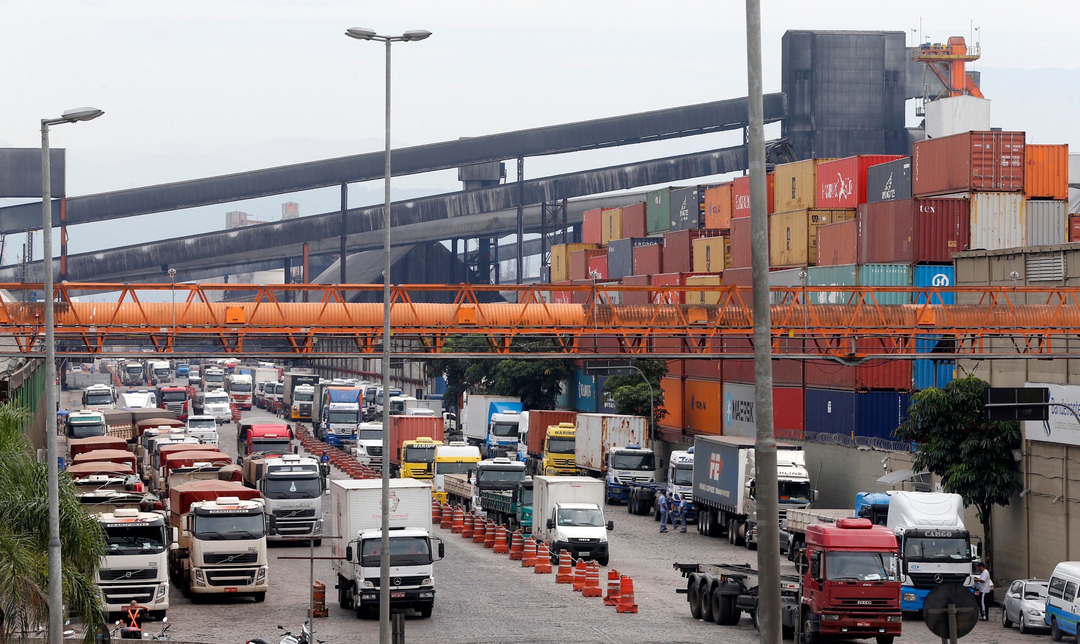 Caminhões em terminal do porto de Santos (SP) 25/02/2015 REUTERS/Paulo Whitaker