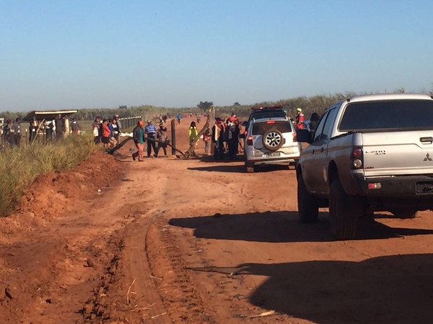 Índios em barreira na estrada que leva à fazenda em Caarapõ (MS). Foto: Gabriela Pavão/ G1 MS