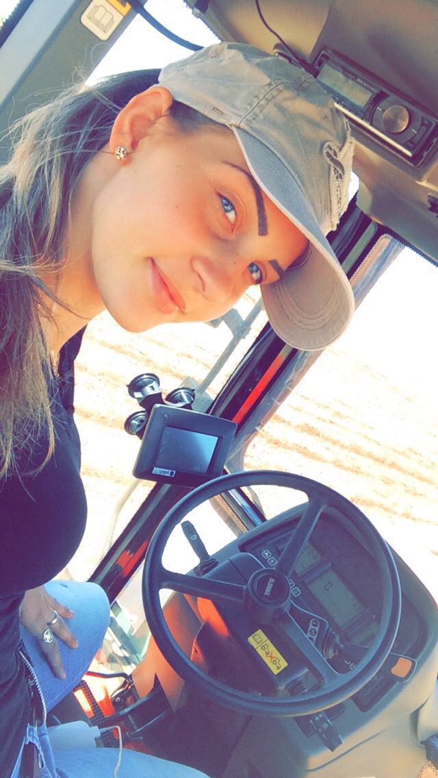 Imagem do dia - Franciele Leandra no plantio de milho em Minga Porã (PY)