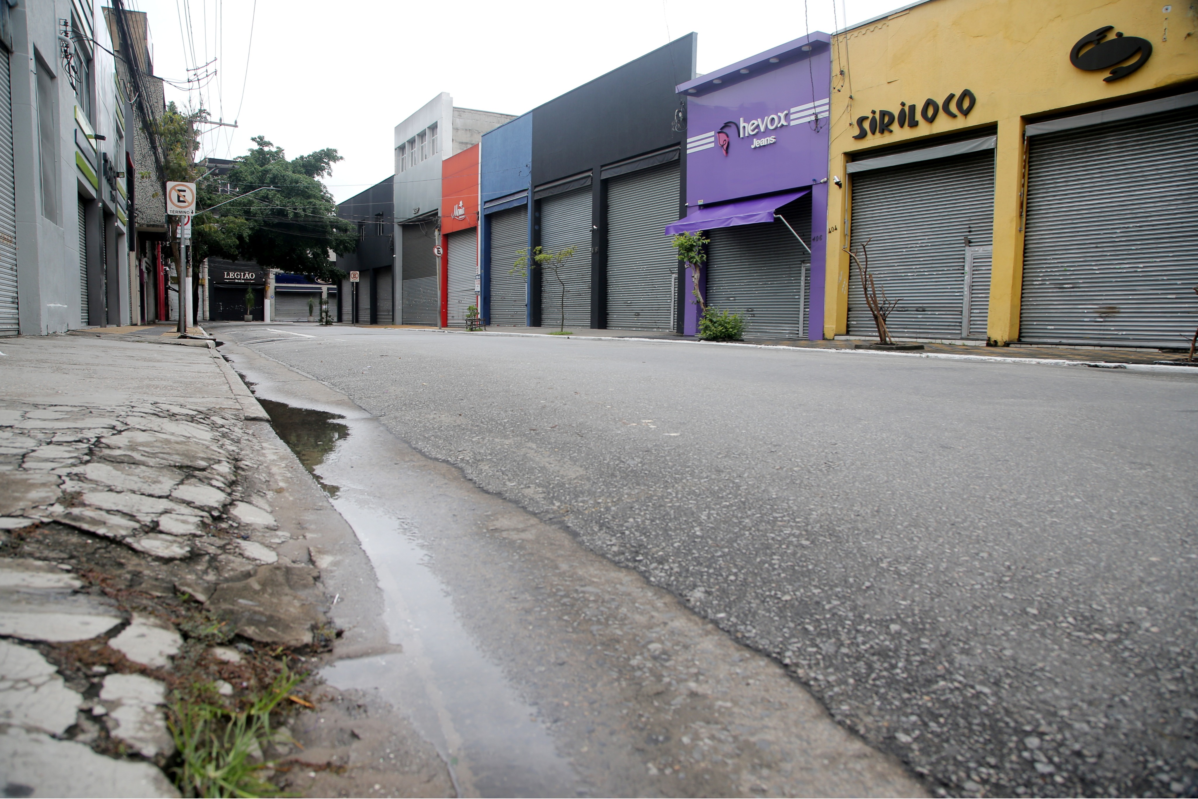 Rua comercial deserta em São Paulo em meio a restrições relacionadas à Covid-19 06/03/2021 REUTERS/Carla Carniel