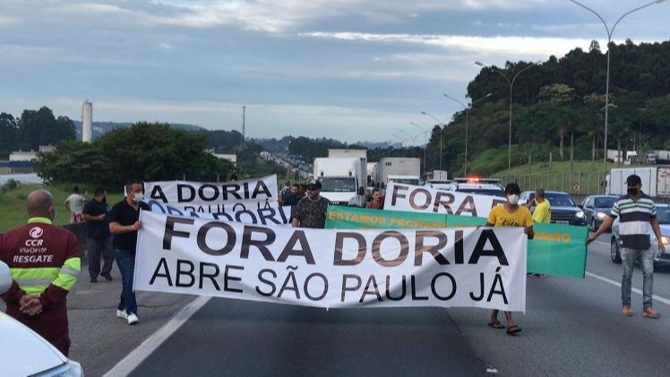 Grupo de caminhoneiros protesta na Rodovia Castello Branco - Foto: Felipe Pereira/UOL