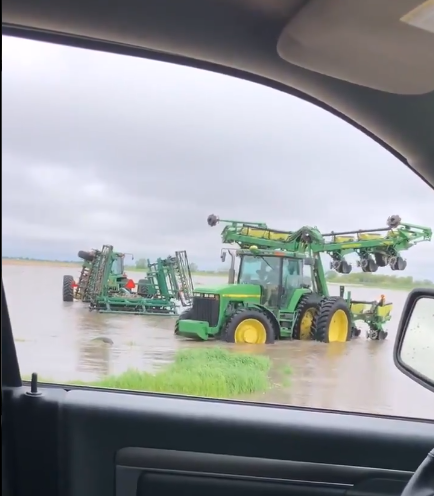 Plantadeira na água - Foto: Twitter