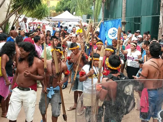 Indígenas protestam em Brasília contra a Proposta de Emenda à Constituição (PEC) 55 (antiga PEC 241), que estabelece um teto para os gastos públicos nos próximos 20 anos (Foto: Polícia Militar/Divulgação)