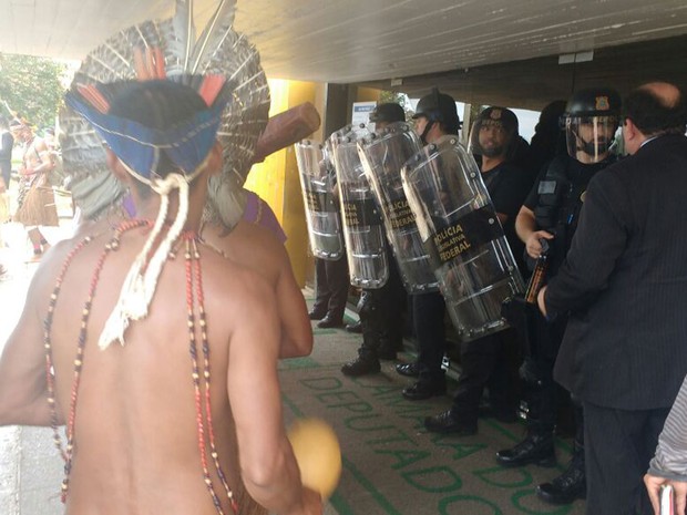Policiais do Batalhão de Choque em frente ao Anexo IV da Câmara dos Deputados durante protesto de índios contra PEC do teto de gastos (Foto: Elielton Lopes/G1)