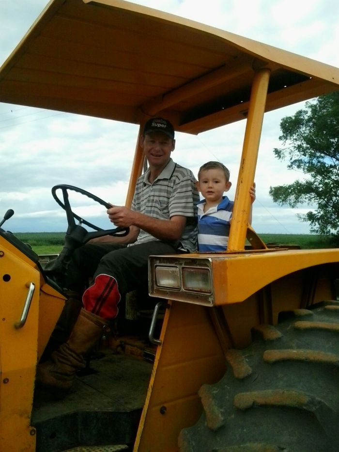 Imagem do dia - Mateus e Luigi Possobom na lavoura em Jari (RS)