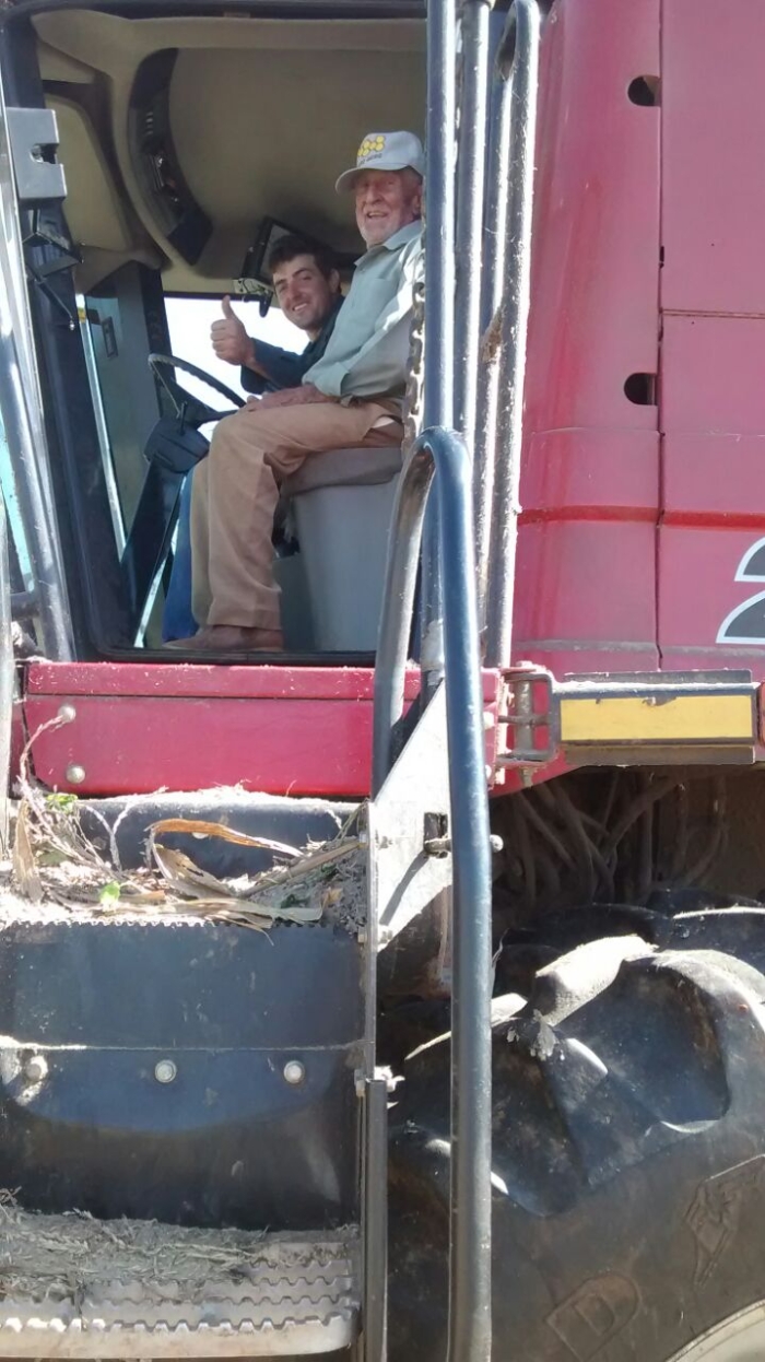 Imagem do dia - Alex e o avô Antenor Alaiao na colheita de milho em Pimenta (MG)