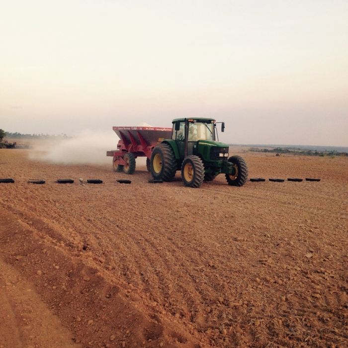 Imagem do dia - Regulagem e aplicação de calcário na fazenda Flor do Ype, do produtor Aparecido Fracasso, em Dom Eliseu (PA)