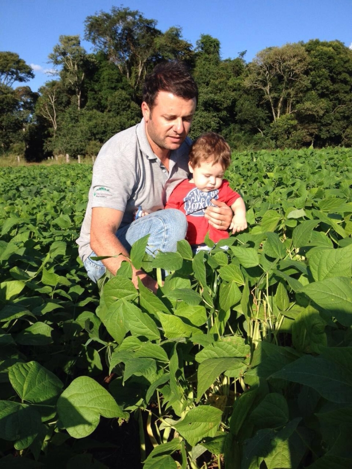 Imagem do dia - Engenheiro Agrônomo Aldrovan Lasta e seu filho Joaquim Lasta ma lavoura de feijão rajado em Honório Serpa (PR)