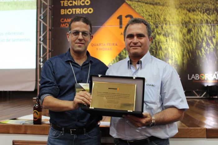 Roberto Destro, representante da Apasem, recebeu a homenagem do diretor da Biotrigo, Andre Cunha Rosa