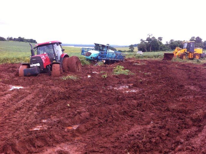 Imagem do dia - Máquinas atoladas em Marangatu (PY)