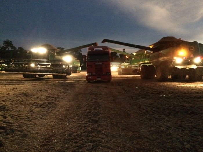 Imagem do dia - Colheita de soja em Domingo Martinez Irala (PY), do produtor Claudio Mattos