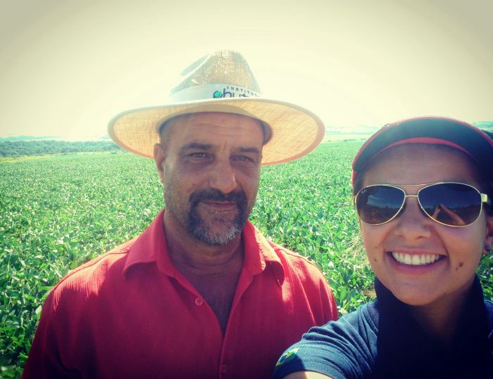 Imagem do dia - Produtor rural Irineo José da Silva e sua filha Angélica na lavoura de soja em Santiago (RS)