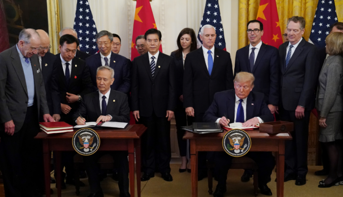 Liu He e Donald Trump assinam fase um do acordo comercial - janeiro 2020