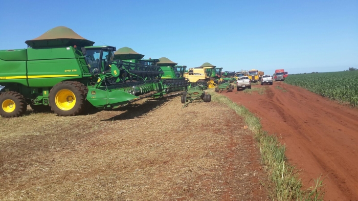 Imagem do dia - Colheita de soja em Santa Teresa (PY), da Fazenda Entre Rios. Enviado Enio Pilger