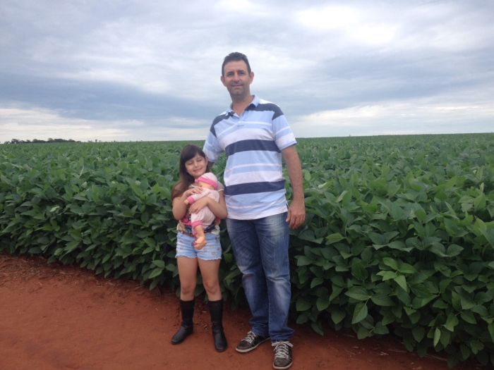 Imagem do dia - Luís Fernando Orlando e sua filha Giovana em Paraúna (GO), na Fazenda 3 de Ouro, dos  Irmãos Rossetti