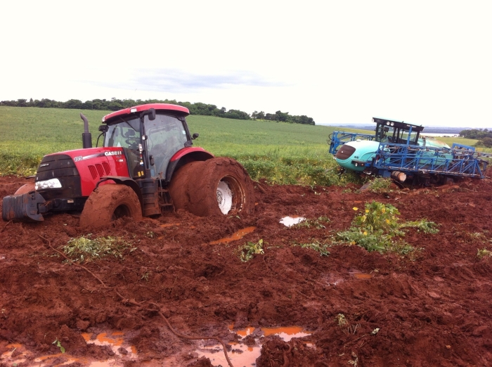 Imagem do dia - Máquinas atoladas em Marangatu (PY)
