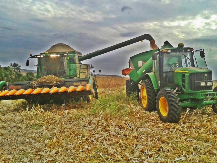 Imagem do dia - Colheita de milho safrinha em Cristalina (GO), na Fazenda Santa Luzia