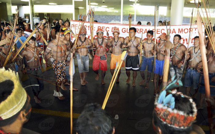 Índios protestam na entrada da Câmara dos Deputados nesta terça-feira (8). Foto: Agência Brasil