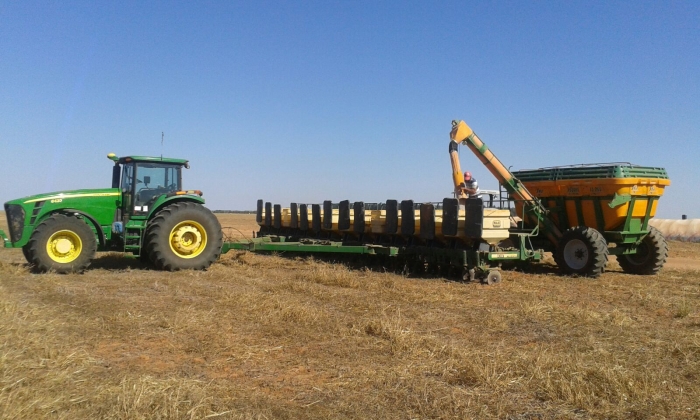 Imagem do dia - Plantio antecipado e aplicação de fertilizante, na Fazenda Santa Rita de Cássia em Roda Velha (BA), do produtor João Paulo Pegoraro