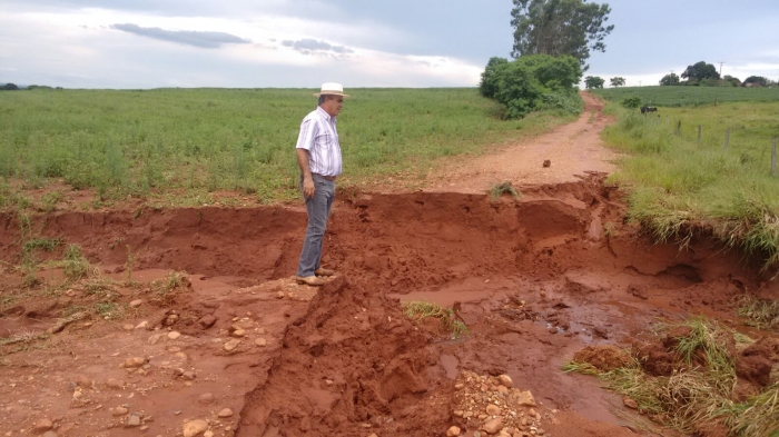 Imagem do dia - Estradas em Terra Roxa (PR), após fortes chuvas da região. Enviado pelo produtor Milton da Silva