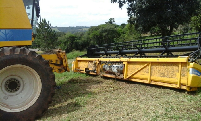 Imagem do dia - Colheitadeira quebrada durante a colheita da soja em Itapeva (SP)