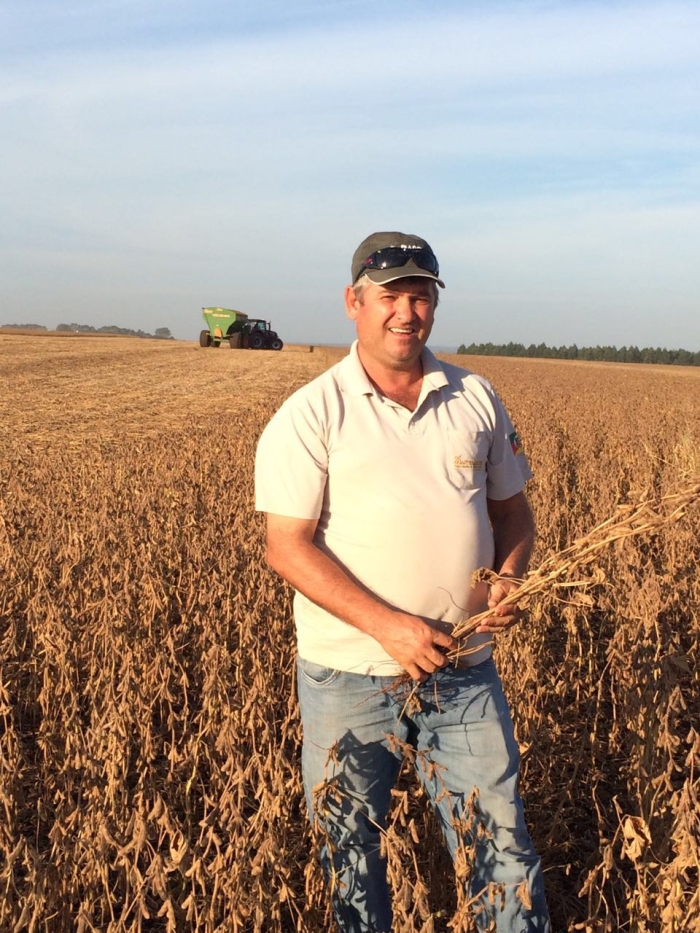 Imagem do dia - Ernani Hammes na lavoura de soja safrinha em Pirapuita (PY), na Fazenda Grenal