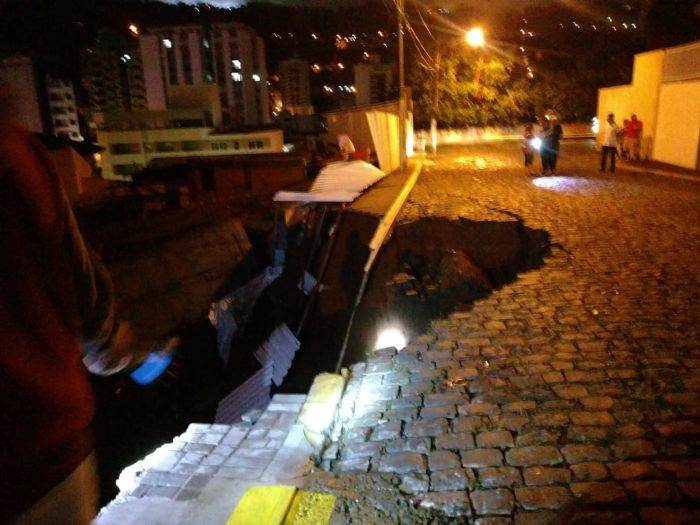Muro cede e leva junto parte da via pública em Joaçaba, por causa das chuvas - Foto: Ascom/Defesa Civil