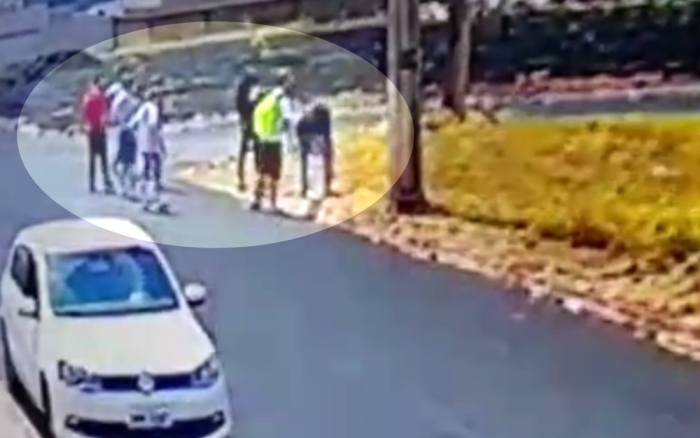 Jovens ateando fogo em terreno baldio em Goiás