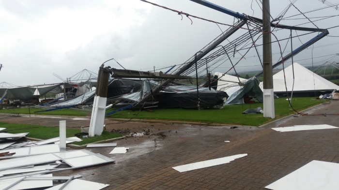 Imagem do dia - Estragos causados pelas chuvas nas instalações da Expodireto em Não-Me-Toque (RS)