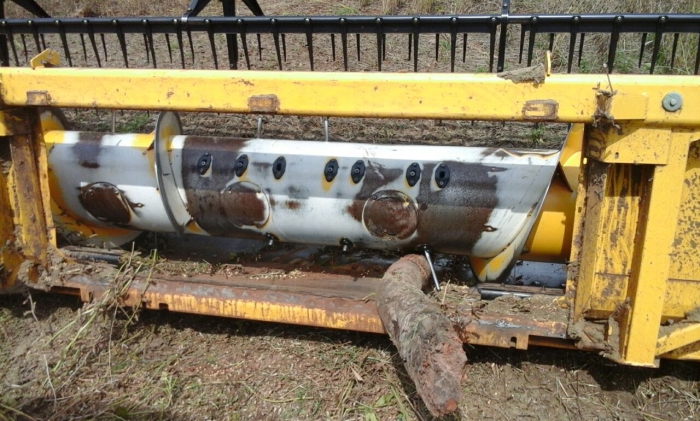 Imagem do dia - Colheitadeira quebrada durante a colheita da soja em Itapeva (SP)