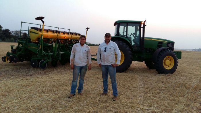 Imagem do dia - Marco Langer e Delcio Selene, no plantio de soja em Caaguazu (PY)