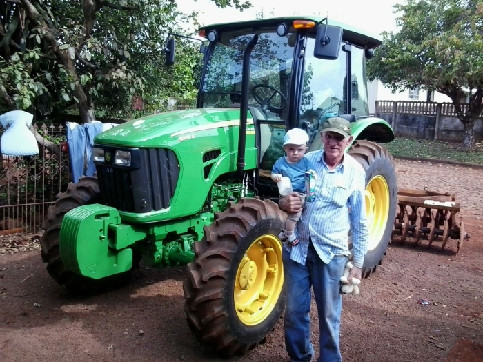 Imagem do dia - Vovô Alberto com o neto José Daniel, em Tupãssi (PR)