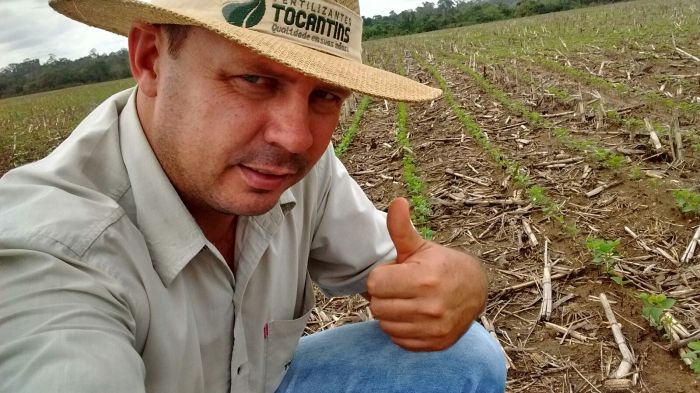 Imagem do dia - Márcio Bonkoski na lavoura de soja em Santarém (PA), na Fazenda Lagoa Azul