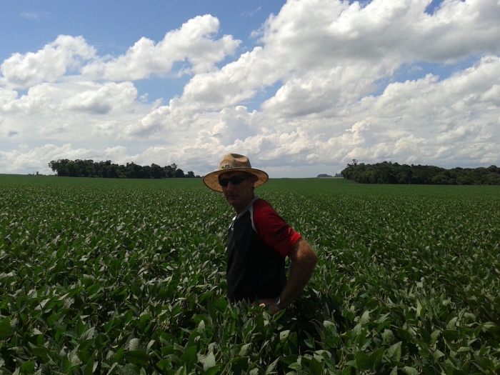 Imagem do dia - Jorge Maldaner na lavoura de soja em Lagoa dos Três Cantos (RS). Enviado por João Henrique Maldaner