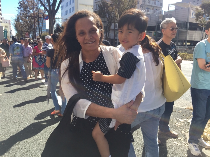 Irene Yamanaka, de 53 anos, veio com o filho Kira, de 4 anos, da cidade de Fuji para votar