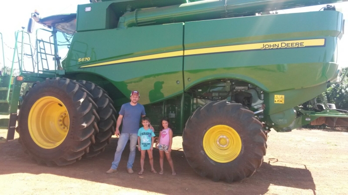 Imagem do dia - Colheita de feijão na Fazenda Três Irmãos em Cabeceiras (GO). Enviado por Clederson Kuns