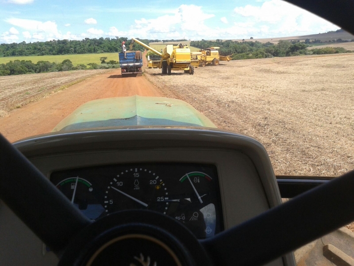 Imagem do dia - Colheita de soja em Ibiporã (PR), do produtor José Alfredo Rossi Vella