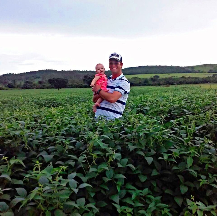 Imagem do dia - Evelin e a Alex Rodrigo de Lima na lavoura de soja em Patrocínio (MG)