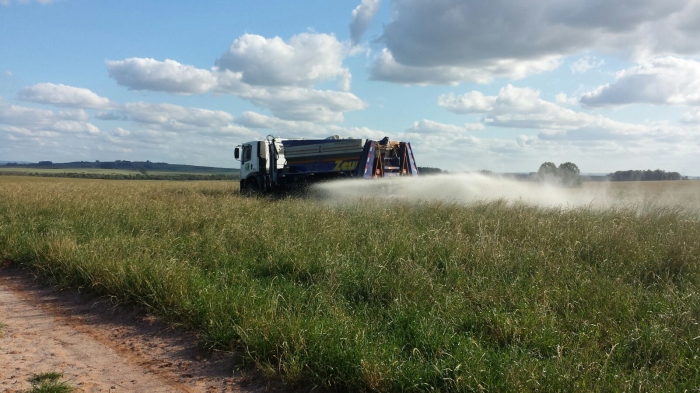 Imagem do dia - Aplicação de calcário em São Sepé (RS), do produtor Aluisio Moares