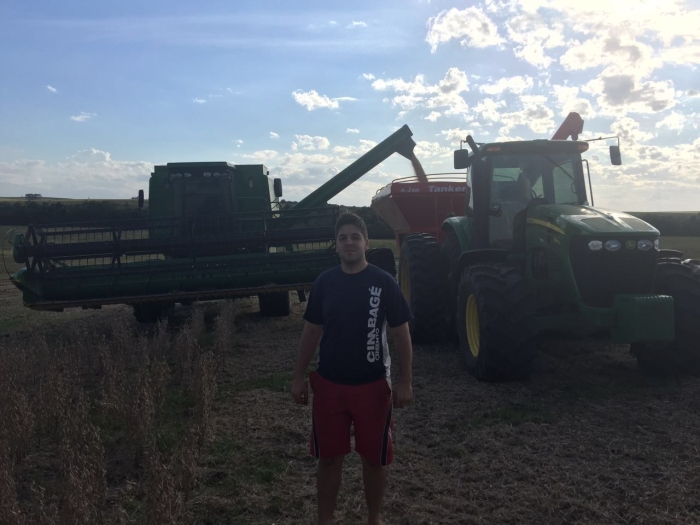 Imagem do dia - Rafael Weber na colheita de soja em Santa Maria (RS)