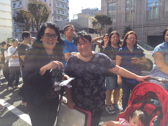 Voluntária Adriana Sugino e a eleitora Sandra Shibahara, que veio de Fukuroi