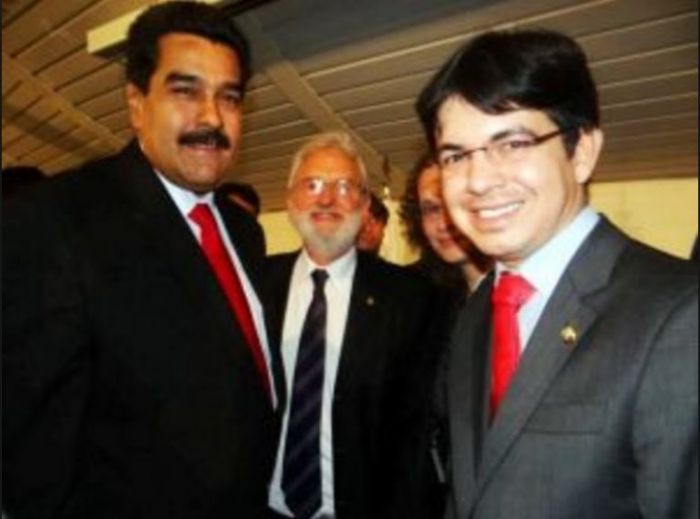 No primeiro plano, Randolfe combina a sua gravata com a de Maduro; ao fundo Ivan Valente, que grita “Fora, Temer” todo dia, e Luciana Genro. Os cadáveres de Maduro não estão nessa foto